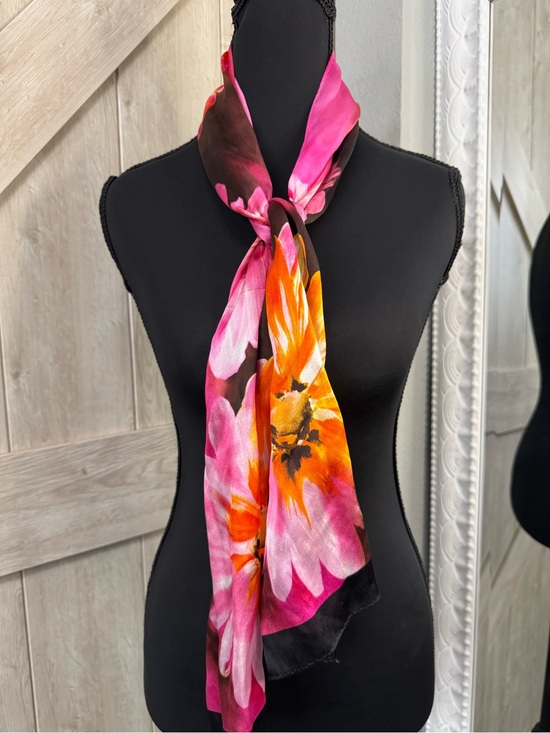 Harve Benard Accessories - 🌸 Vintage Harvé Benard Floral Silk Scarf 🌸